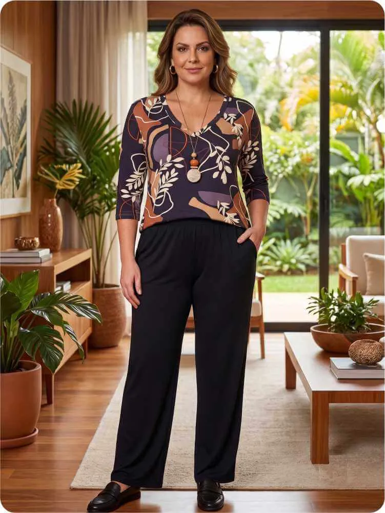 Moda comfy feminina com calça preta soltinha e blusa estampada