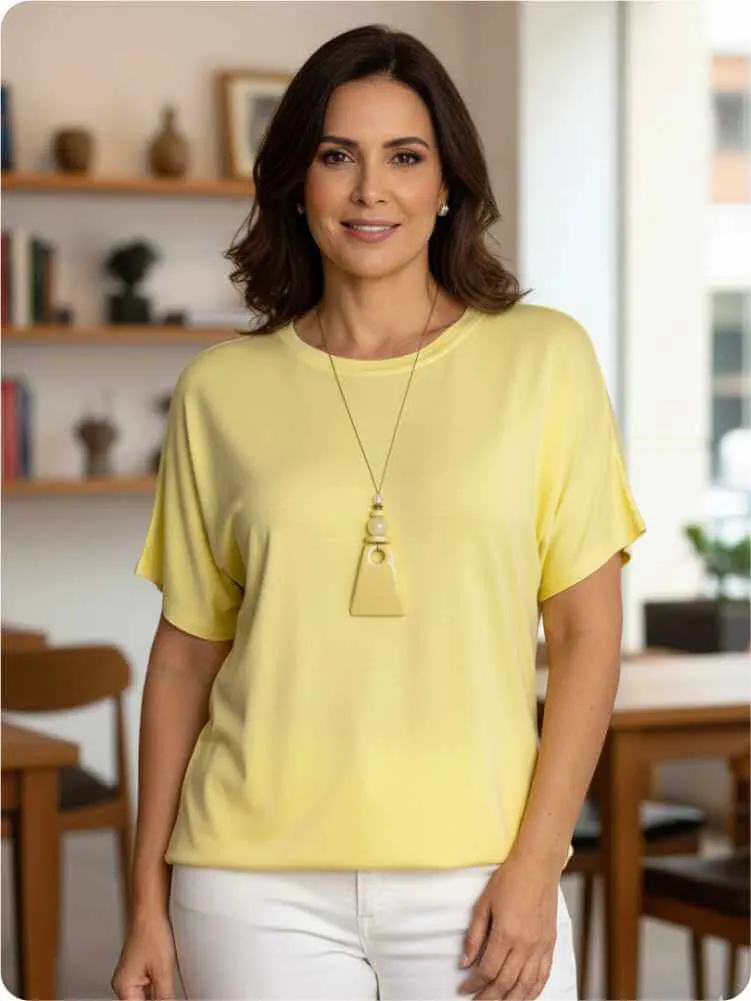 Cores para o Ano Novo com blusa feminina amarela e calça branca