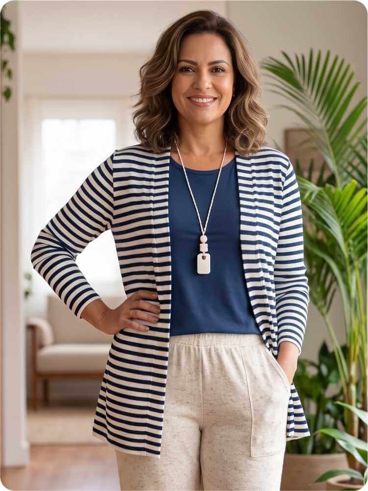 Como usar cardigan feminino listrado com blusa azul e calça clara