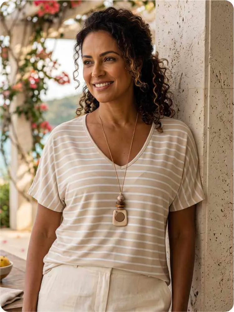 Presente de fim de ano feminino com blusa listrada e colar longo