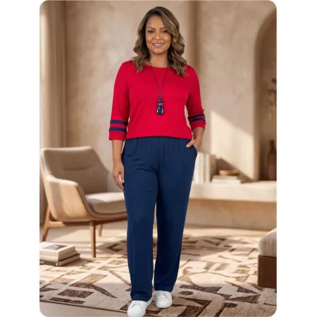 Looks com peças básicas: blusa vermelha e calça azul-marinho
