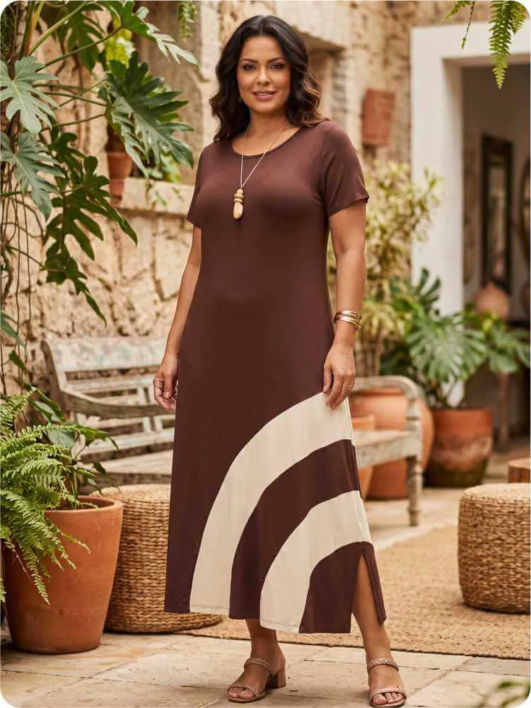 Mulher usando vestido midi marrom e bege com sandália