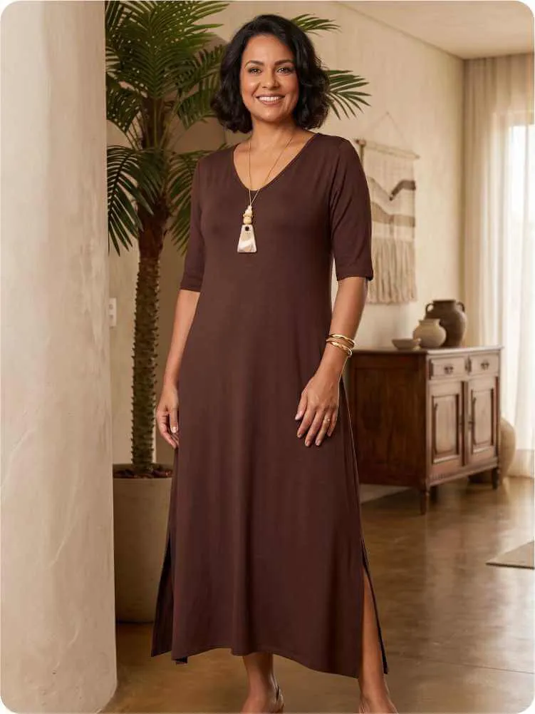 Modelo vestindo 5 vestidos longos modestos para presente na cor marrom, com mangas 3/4, decote V e fendas discretas nas laterais.