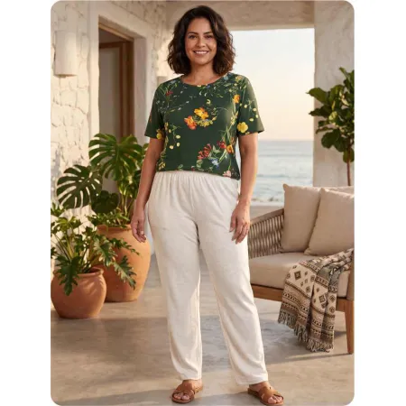 Como combinar blusa verde feminina: blusa floral com calça off white em varanda com vista para o mar